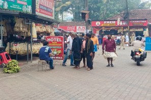ചെങ്ങന്നൂരിൽ ഹോട്ടലിൽ കച്ചവടം കൂട്ടാനായി നടപ്പാത കയ്യേറ്റം: തീർഥാടകരും രോഗികളും ഉൾപ്പെടെയുള്ള യാത്രക്കാർ വലയുന്നു